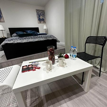 Charming Studio Apartment in Londra Esterno foto
