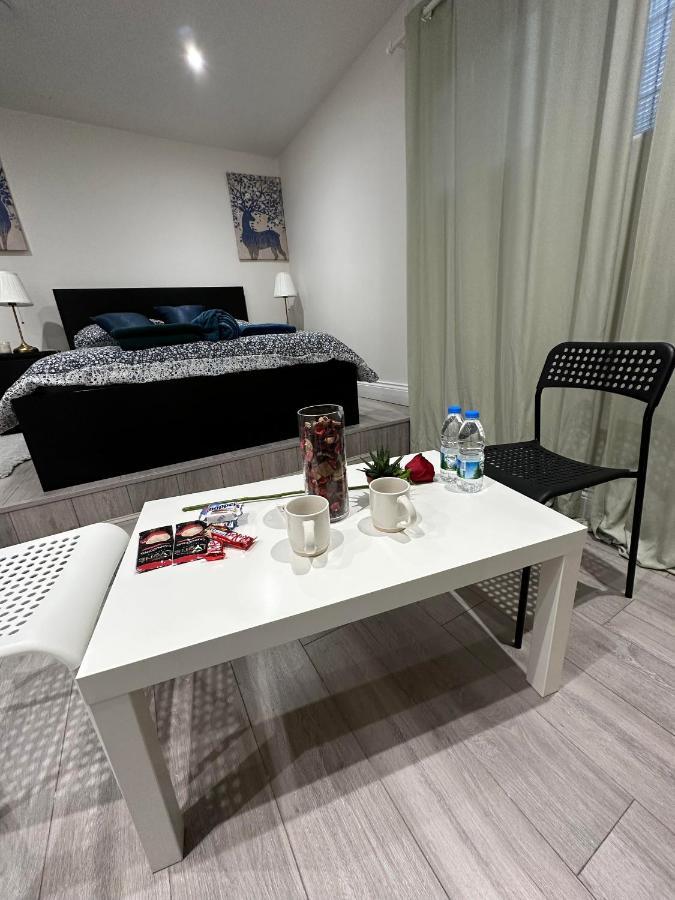 Charming Studio Apartment in Londra Esterno foto