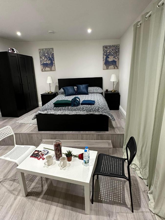Charming Studio Apartment in Londra Esterno foto