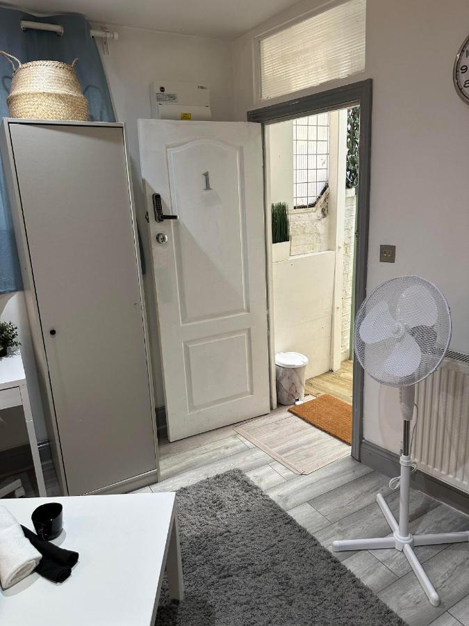 Charming Studio Apartment in Londra Esterno foto