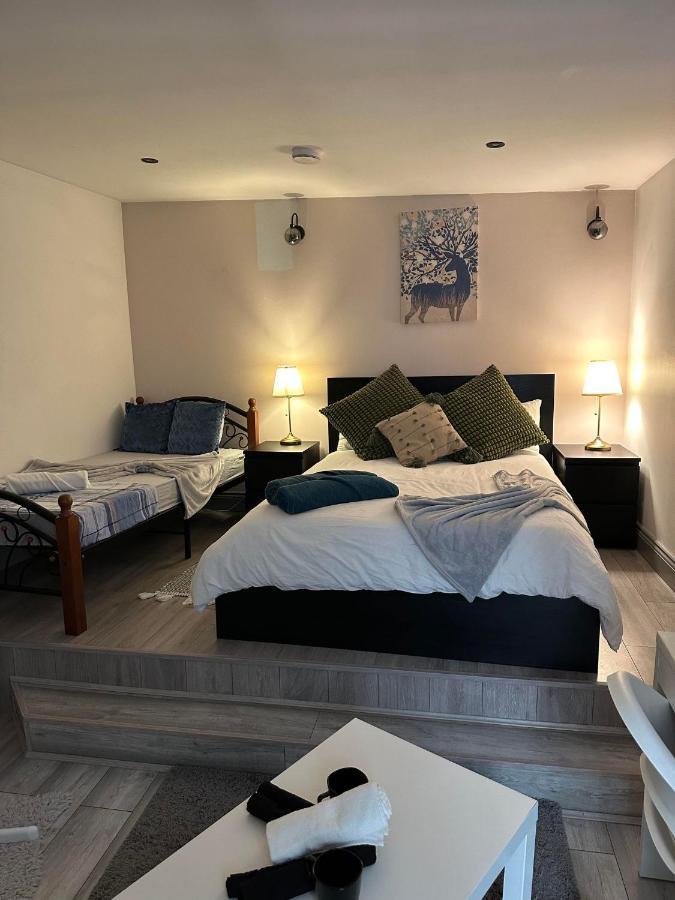 Charming Studio Apartment in Londra Esterno foto