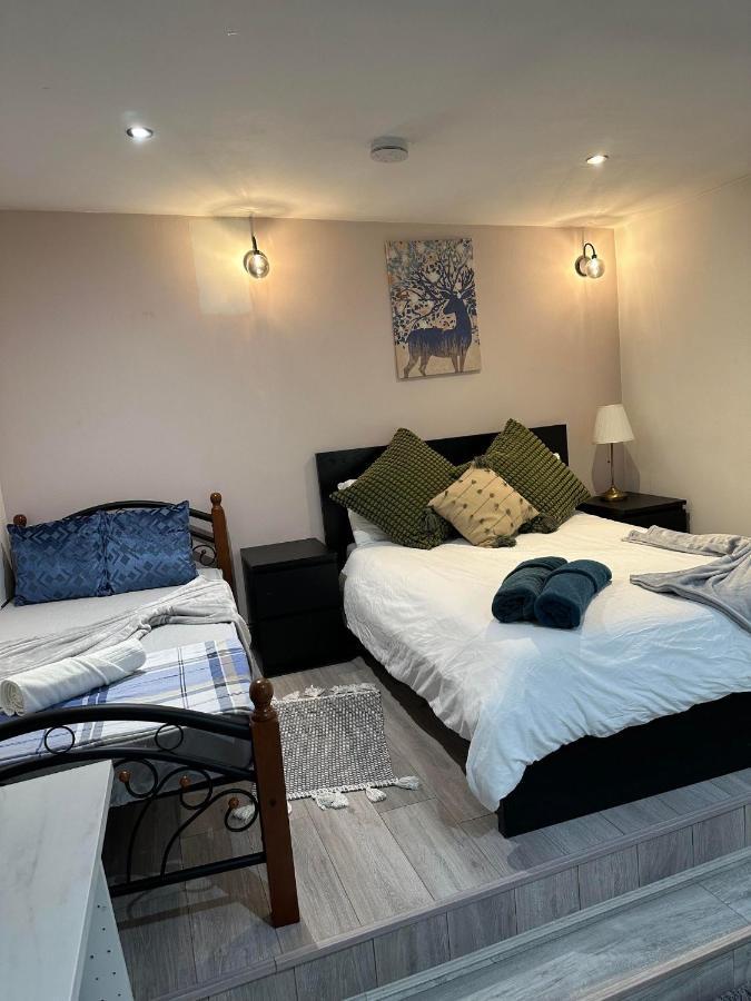 Charming Studio Apartment in Londra Esterno foto